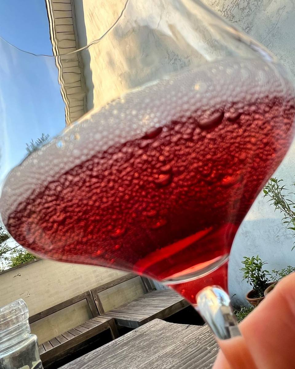 Glas rosé-champagne med bobler i aftensolen